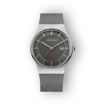 Bering karóra szürke számlappal és ezüst szíjjal.