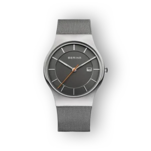 Bering karóra szürke számlappal és ezüst szíjjal.