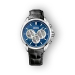 Férfi karóra kék számlappal és fekete szíjjal.