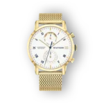 Arany színű Tommy Hilfiger karóra fehér számlappal.