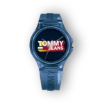 Tommy Jeans óra kék színből, nagy logóval a számlapján.