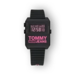 Tommy Jeans digitális óra fekete szíjjal és rózsaszín logóval.