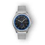 Ezüstszínű Lacoste karóra kék számlappal elölnézetben.