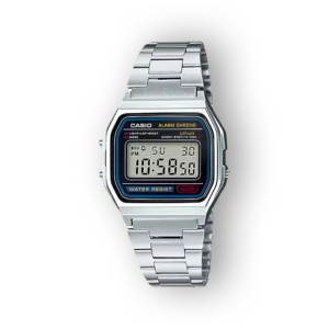 Ezüst szíjú, digitális Casio óra fekete háttérrel, kék és piros részletekkel, vízállóság jelöléssel. Aktuális idő: 10:58.