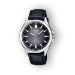 Fekete háttér előtt álló Casio MTS-100L-1AVEF karóra, ezüst színű tok, sötét szürke számlap, fekete bőrszíjjal.