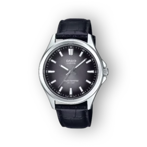 Fekete háttér előtt álló Casio MTS-100L-1AVEF karóra, ezüst színű tok, sötét szürke számlap, fekete bőrszíjjal.