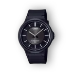 Fekete szíjjal és számlappal rendelkező Casio quartz karóra, 50 méterig vízálló, egyszerű fehér órajelzőkkel.