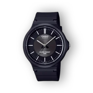 Fekete szíjjal és számlappal rendelkező Casio quartz karóra, 50 méterig vízálló, egyszerű fehér órajelzőkkel.