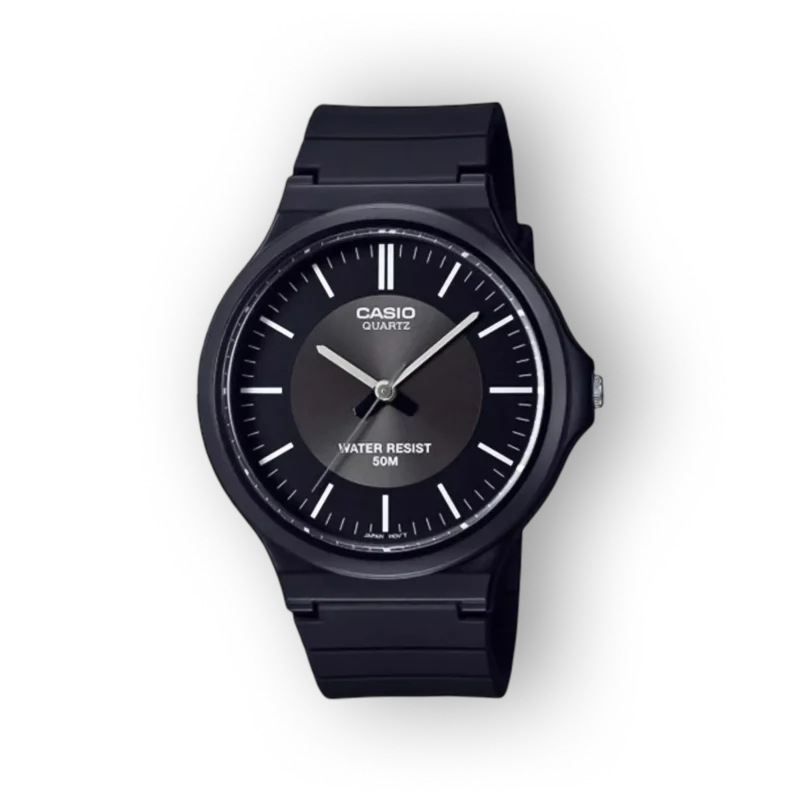 Fekete szíjjal és számlappal rendelkező Casio quartz karóra, 50 méterig vízálló, egyszerű fehér órajelzőkkel.