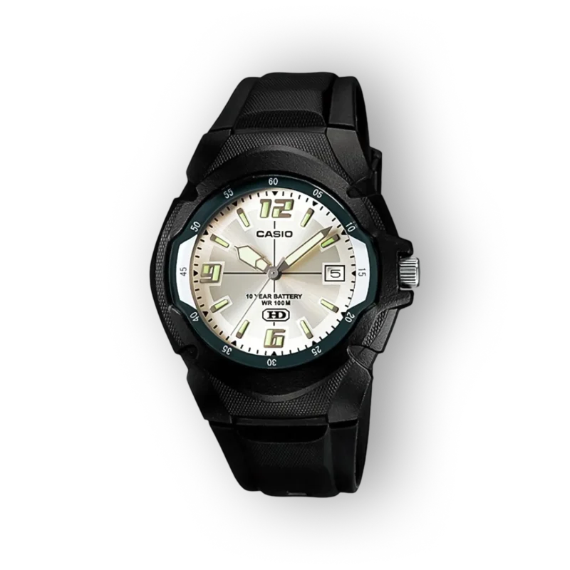 Fekete szíjjal ellátott Casio karóra ezüstszínű számlappal, zöld mutatókkal, dátumablakkal és 100 méteres vízállósággal.