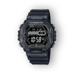 Digitális Casio Illuminátor óra fekete házzal, nagy kijelzőn 10:58 időponttal, gumis szíjjal, vízálló kivitelben.