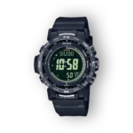 Fekete háttéren álló Casio Pro Trek digitális óra, zöld számokkal, bal oldalon funkciók kijelzéssel, masszív fekete szíjjal.