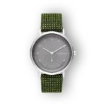 Szürke számlapú Skagen karóra, zöld szövött pánttal, ezüst színű tokban, elegáns és modern dizájnnal, fekete háttér előtt.