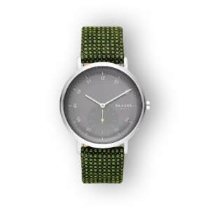 Szürke számlapú Skagen karóra, zöld szövött pánttal, ezüst színű tokban, elegáns és modern dizájnnal, fekete háttér előtt.