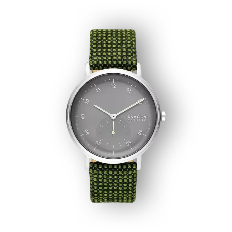 Szürke számlapú Skagen karóra, zöld szövött pánttal, ezüst színű tokban, elegáns és modern dizájnnal, fekete háttér előtt.