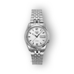 Ezüst színű Seiko 5 karóra fehér számlappal, fekete háttéren, automatikus mechanizmussal és dátum kijelzővel.