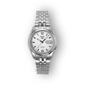Ezüst színű Seiko 5 karóra fehér számlappal, fekete háttéren, automatikus mechanizmussal és dátum kijelzővel.