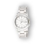 Ezüst színű automatikus Seiko 5 SNKE49K1 karóra, fehér számlappal és dátumkijelzővel, fekete háttér előtt.