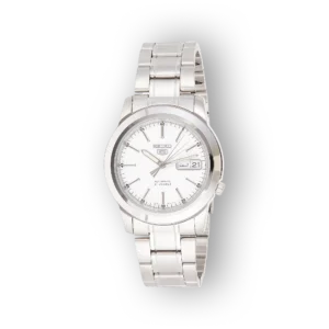 Ezüst színű automatikus Seiko 5 SNKE49K1 karóra, fehér számlappal és dátumkijelzővel, fekete háttér előtt.