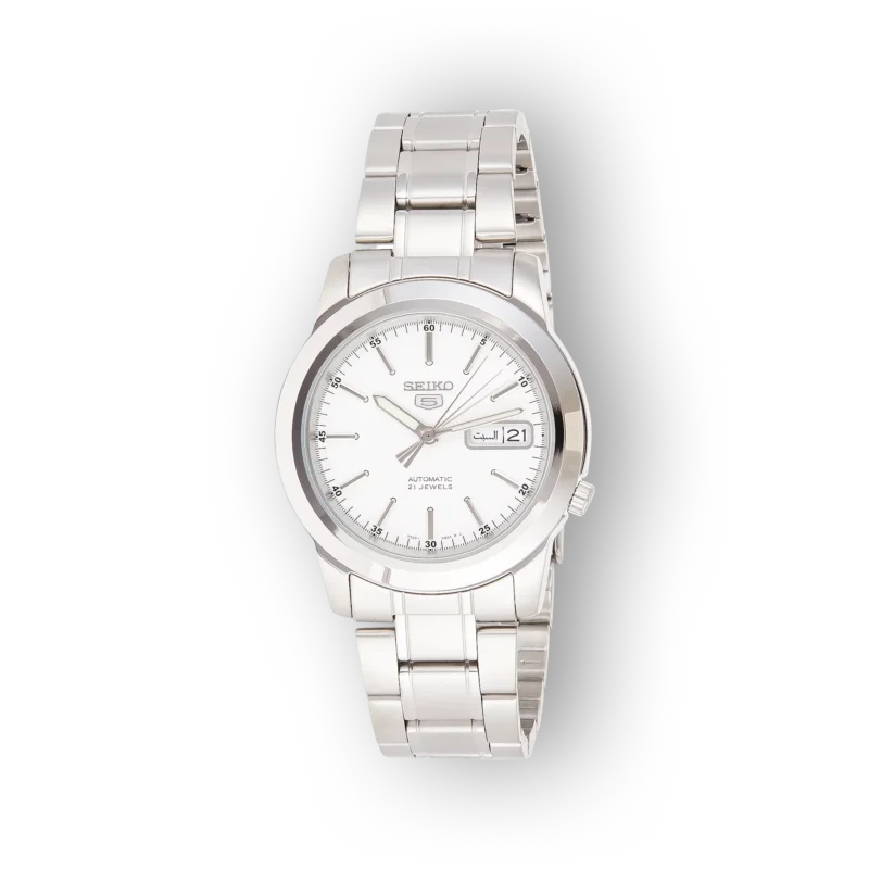 Ezüst színű automatikus Seiko 5 SNKE49K1 karóra, fehér számlappal és dátumkijelzővel, fekete háttér előtt.
