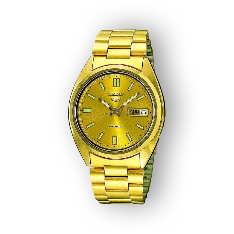 Arany színű Seiko 5 SNXS80K1 automata karóra, fekete háttér előtt, nap- és dátumkijelzővel, fém szíjjal.