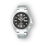Fényes ezüst színű, automata Seiko 5 Sports SRPE51K1 karóra fekete számlappal, fehér indexekkel és dátum kijelzővel.