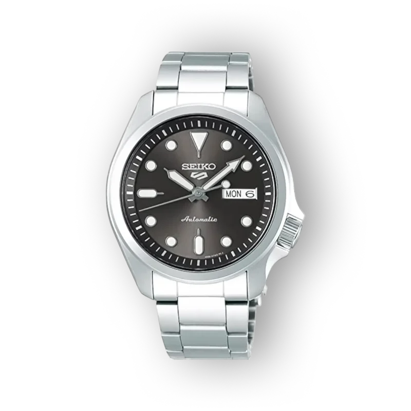 Fényes ezüst színű, automata Seiko 5 Sports SRPE51K1 karóra fekete számlappal, fehér indexekkel és dátum kijelzővel.