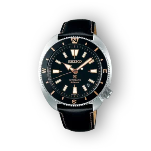 Fekete számlapú Seiko automata óra ezüst és rozsdamentes acél tokban, fekete bőr szíjjal, narancssárga részletekkel.