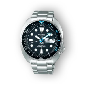 Fekete háttéren látványos Seiko PADI automatikus búváróra ezüstszínű fém szíjjal, kék és fehér részletekkel.