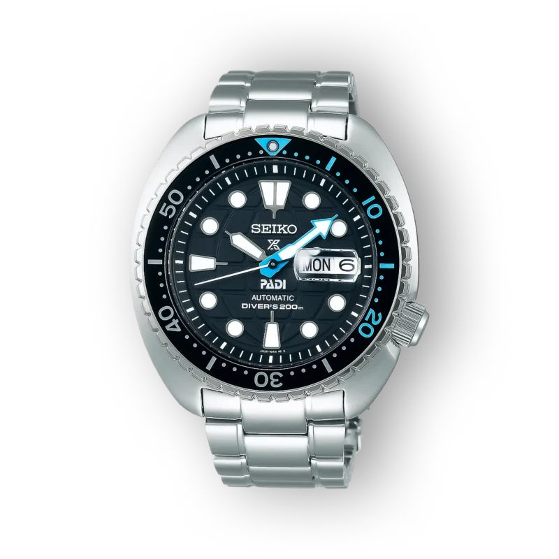 Fekete háttéren látványos Seiko PADI automatikus búváróra ezüstszínű fém szíjjal, kék és fehér részletekkel.