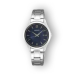 Ezüstszínű fém karkötős Seiko óra, sötétkék számlappal és aranyszínű mutatókkal, dátum kijelzővel. Modern és elegáns megjelenés.