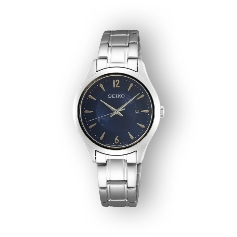 Ezüstszínű fém karkötős Seiko óra, sötétkék számlappal és aranyszínű mutatókkal, dátum kijelzővel. Modern és elegáns megjelenés.