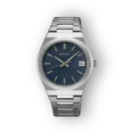 Seiko Quartz SUR575P1 karóra, kék csíkos számlappal, ezüstszínű acél tok és szíj, dátumablakkal, elegáns megjelenés.