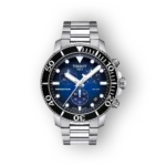 Kék számlapos Tissot Seastar karóra ezüstszínű fémszíjjal, fekete kerettel, 30 bar vízállósággal és kronográf funkcióval.