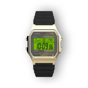 Arany színű, digitális Timex T80 óra fekete szilikon szíjjal, világos zöld kijelzővel és funkciók kijelzésével.