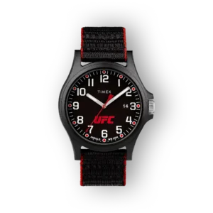 Fekete számlapú Timex óra, piros UFC logóval, fekete, piros szegélyű szövet szíjjal. Modern, sportos megjelenés.