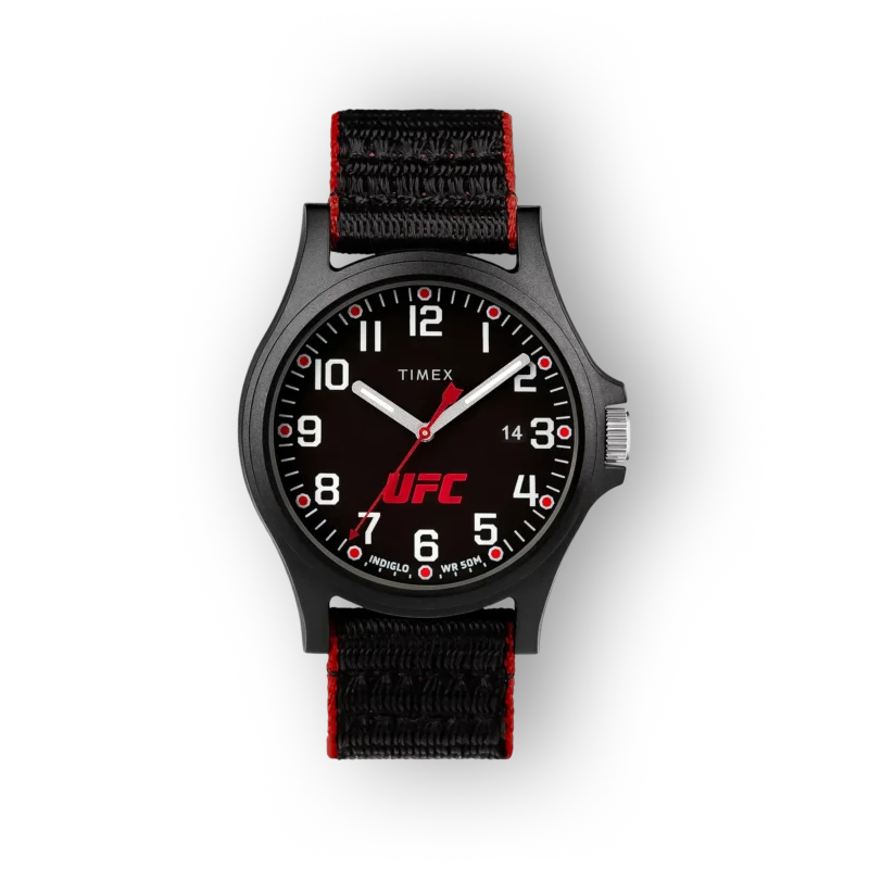 Fekete számlapú Timex óra, piros UFC logóval, fekete, piros szegélyű szövet szíjjal. Modern, sportos megjelenés.