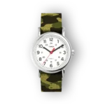 Timex karóra fehér számlappal, fekete mutatókkal és piros részletekkel, zöld katonai mintás szíjjal.
