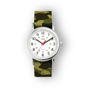 Timex karóra fehér számlappal, fekete mutatókkal és piros részletekkel, zöld katonai mintás szíjjal.