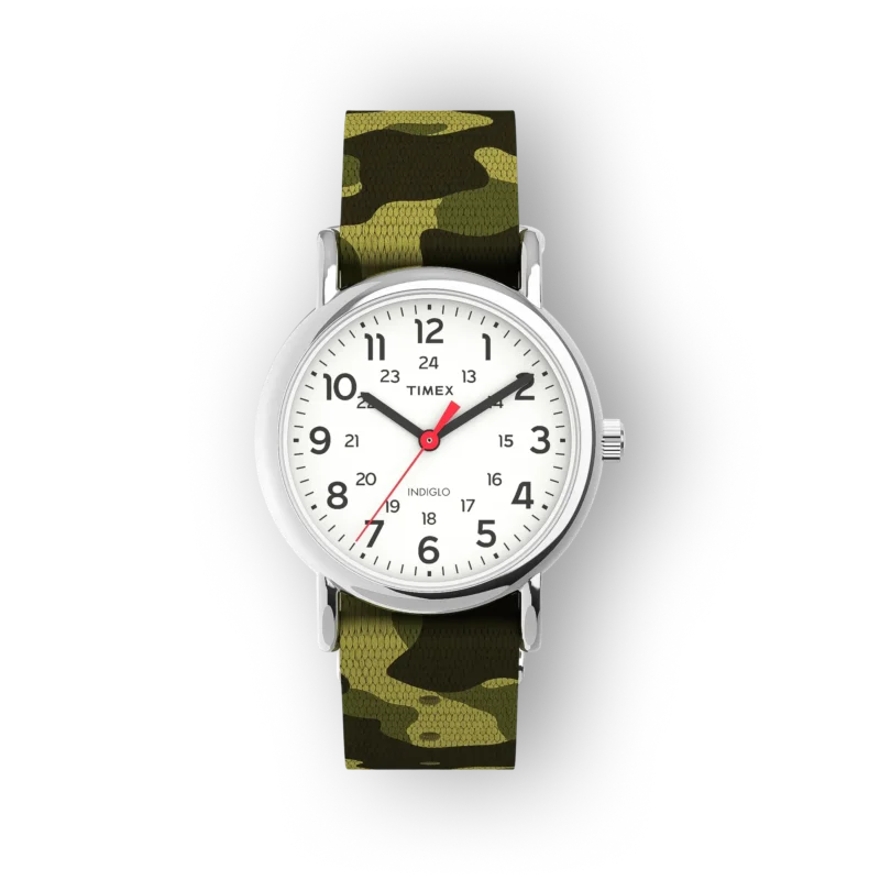 Timex karóra fehér számlappal, fekete mutatókkal és piros részletekkel, zöld katonai mintás szíjjal.