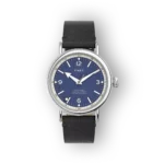 Kék számlapos Timex Standard karóra ezüst tokkal és fekete bőrszíjjal, arab számokkal és világító mutatókkal.