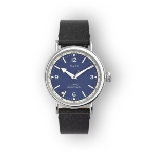 Kék számlapos Timex Standard karóra ezüst tokkal és fekete bőrszíjjal, arab számokkal és világító mutatókkal.