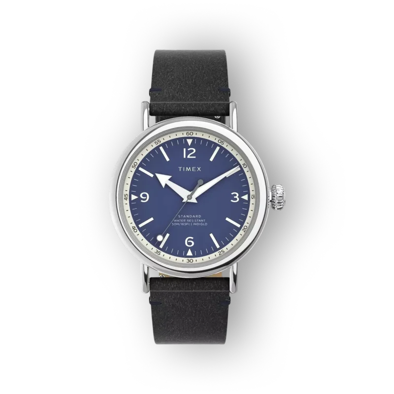 Kék számlapos Timex Standard karóra ezüst tokkal és fekete bőrszíjjal, arab számokkal és világító mutatókkal.