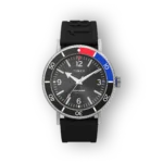 Fekete számlapú Timex óra, ezüstszínű kerettel, fekete szilikon szíjjal, piros és kék részletekkel, 100m vízállósággal.