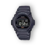 Fekete, digitális Casio óra fekete szíjjal, vízállósági jelzéssel, világos képernyőn az idő és dátum látható.