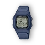 Casio digitális óra sötétkék szíjjal, fekete háttér előtt. Az idő 10:58:50, vízálló 100 méterig, 10 éves akkumulátor.