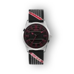 Fekete számlapos, ezüst keretes Guess karóra piros részletekkel, perforált fekete szíjjal és fehér pöttyökkel.