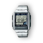 Ezüst színű Casio Wave Ceptor karóra digitális kijelzővel, világidő, vízállóság, és a pontos idő látható rajta.