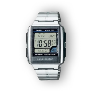 Ezüst színű Casio Wave Ceptor karóra digitális kijelzővel, világidő, vízállóság, és a pontos idő látható rajta.