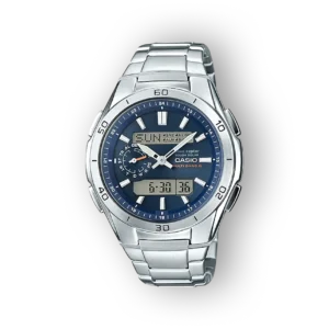 Fém szíjjal és kék számlappal ellátott Casio digitális-analóg karóra, többfunkciós kijelzővel.